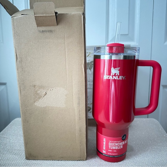 Stanley x Elf 40 oz Red Delicious Flowstate Quencher H2.0 Tumbler - Picture 11 of 13